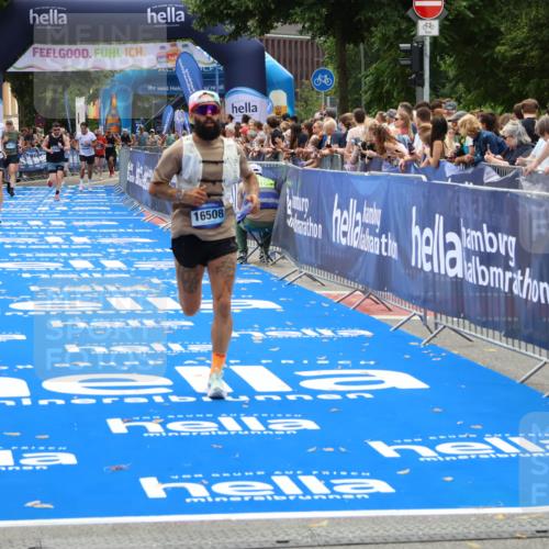 29.06.2025 - hella hamburg halbmarathon Zöllner http://msf.ph/oto/8180296 29.06.2025 10:31:06 Ziel 5826, 10929, 16508 meine-sportfotos.de