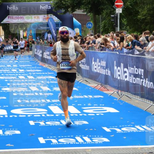 29.06.2025 - hella hamburg halbmarathon Zöllner http://msf.ph/oto/8180305 29.06.2025 10:31:06 Ziel 5826, 10929, 16508 meine-sportfotos.de