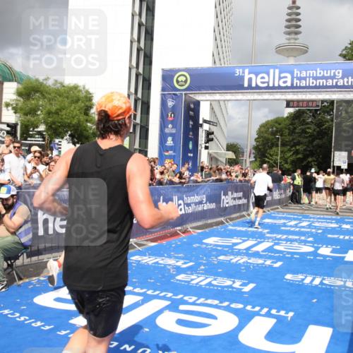 29.06.2025 - hella hamburg halbmarathon Michael Strokosch http://msf.ph/oto/8180314 29.06.2025 10:40:41 Ziel 1912, 2324, 2714, 4843, 11767, 12365, 12865, 14272, 14820, 15015, 15164, 15493, 15542, 16599, 17724, 18192, 18399 meine-sportfotos.de