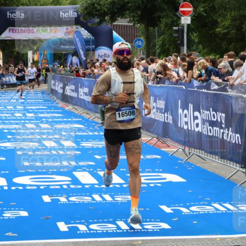 29.06.2025 - hella hamburg halbmarathon Zöllner http://msf.ph/oto/8180317 29.06.2025 10:31:06 Ziel 5826, 10929, 16508 meine-sportfotos.de
