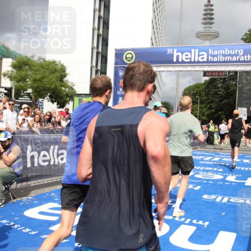 29.06.2025 - hella hamburg halbmarathon Michael Strokosch http://msf.ph/oto/8180336 29.06.2025 10:40:43 Ziel 1912, 2324, 2714, 4843, 7622, 9294, 10900, 12865, 14272, 14820, 15015, 15493, 15542, 16599, 17724, 18399 meine-sportfotos.de