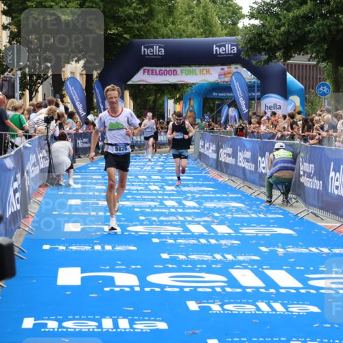 29.06.2025 - hella hamburg halbmarathon Zöllner http://msf.ph/oto/8180337 29.06.2025 10:31:09 Ziel 5826, 10929, 18177 meine-sportfotos.de