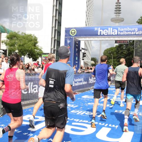 29.06.2025 - hella hamburg halbmarathon Michael Strokosch http://msf.ph/oto/8180348 29.06.2025 10:40:44 Ziel 1912, 2324, 2714, 4843, 4889, 5745, 7622, 9294, 10900, 12865, 14092, 14272, 14820, 15015, 15351, 15493, 15542, 16201, 16599, 17724, 18399 meine-sportfotos.de