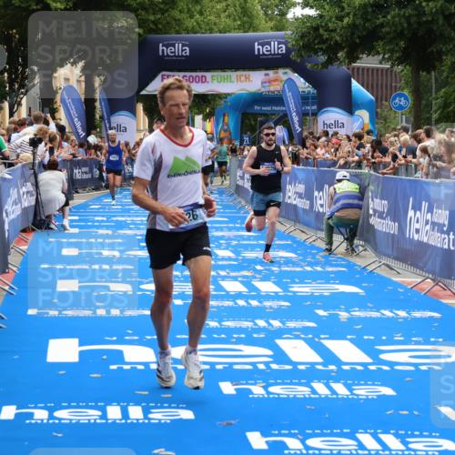 29.06.2025 - hella hamburg halbmarathon Zöllner http://msf.ph/oto/8180355 29.06.2025 10:31:11 Ziel 3201, 5826, 10929, 13754, 18177 meine-sportfotos.de