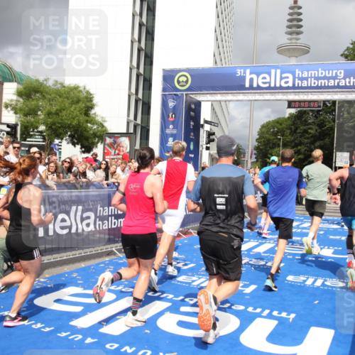 29.06.2025 - hella hamburg halbmarathon Michael Strokosch http://msf.ph/oto/8180362 29.06.2025 10:40:44 Ziel 1912, 2324, 2714, 4843, 4889, 5745, 7622, 9294, 10900, 12865, 14092, 14272, 14820, 15015, 15351, 15493, 15542, 16201, 16599, 17724, 18399 meine-sportfotos.de