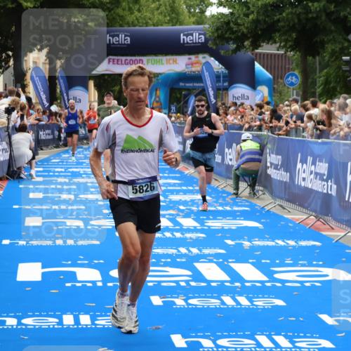 29.06.2025 - hella hamburg halbmarathon Zöllner http://msf.ph/oto/8180364 29.06.2025 10:31:11 Ziel 3201, 5826, 10929, 13754, 18177 meine-sportfotos.de