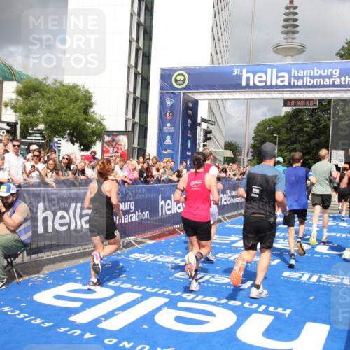 29.06.2025 - hella hamburg halbmarathon Michael Strokosch http://msf.ph/oto/8180372 29.06.2025 10:40:45 Ziel 1882, 1912, 2324, 2714, 2750, 4843, 4889, 5026, 5745, 7622, 8629, 9294, 10900, 12865, 14092, 14272, 14820, 15351, 15493, 15542, 16201, 16249, 16599, 17724, 18399 meine-sportfotos.de