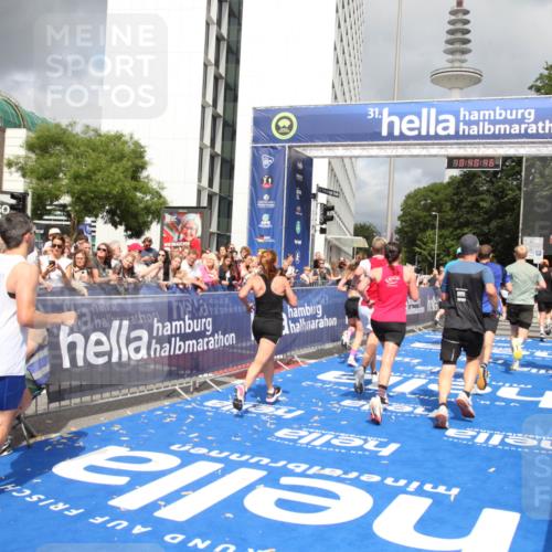 29.06.2025 - hella hamburg halbmarathon Michael Strokosch http://msf.ph/oto/8180382 29.06.2025 10:40:45 Ziel 1882, 1912, 2324, 2714, 2750, 4843, 4889, 5026, 5745, 7622, 8629, 9294, 10900, 12865, 14092, 14272, 14820, 15351, 15493, 15542, 16201, 16249, 16599, 17724, 18399 meine-sportfotos.de