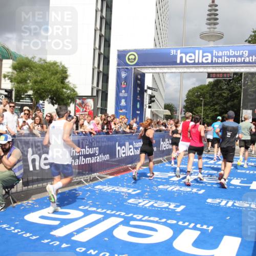 29.06.2025 - hella hamburg halbmarathon Michael Strokosch http://msf.ph/oto/8180393 29.06.2025 10:40:46 Ziel 1882, 1912, 2324, 2714, 2750, 4634, 4843, 4889, 5014, 5026, 5745, 7080, 7622, 8074, 8629, 9294, 10900, 12865, 14092, 14272, 14820, 15351, 15493, 15542, 16201, 16249, 16599, 17486, 17724, 18399 meine-sportfotos.de