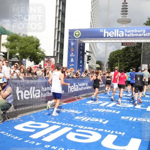 29.06.2025 - hella hamburg halbmarathon Michael Strokosch http://msf.ph/oto/8180402 29.06.2025 10:40:46 Ziel 1882, 1912, 2324, 2714, 2750, 4634, 4843, 4889, 5014, 5026, 5745, 7080, 7622, 8074, 8629, 9294, 10900, 12865, 14092, 14272, 14820, 15351, 15493, 15542, 16201, 16249, 16599, 17486, 17724, 18399 meine-sportfotos.de