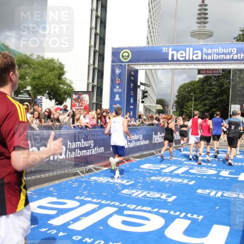 29.06.2025 - hella hamburg halbmarathon Michael Strokosch http://msf.ph/oto/8180416 29.06.2025 10:40:46 Ziel 1882, 1912, 2324, 2714, 2750, 4634, 4843, 4889, 5014, 5026, 5745, 7080, 7622, 8074, 8629, 9294, 10900, 12865, 14092, 14272, 14820, 15351, 15493, 15542, 16201, 16249, 16599, 17486, 17724, 18399 meine-sportfotos.de