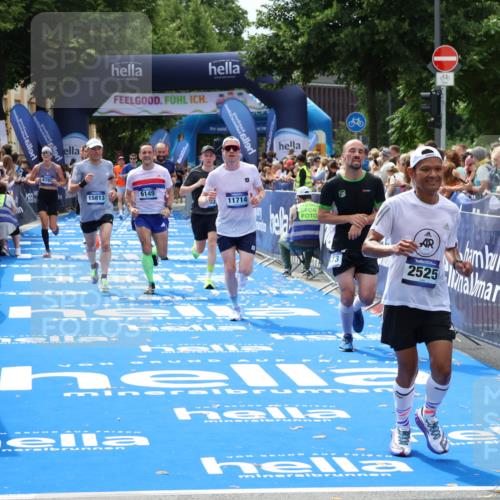 29.06.2025 - hella hamburg halbmarathon Zöllner http://msf.ph/oto/8180455 29.06.2025 10:39:57 Ziel 1603, 2525, 2563, 2573, 3626, 4766, 6149, 7981, 8467, 8574, 11714, 15421, 15813 meine-sportfotos.de