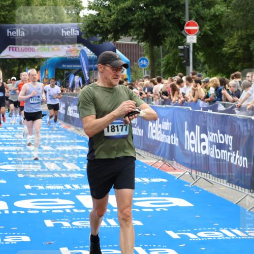 29.06.2025 - hella hamburg halbmarathon Zöllner http://msf.ph/oto/8180476 29.06.2025 10:31:16 Ziel 3201, 4812, 10017, 10298, 11857, 12232, 13754, 14450, 18177, 19042 meine-sportfotos.de