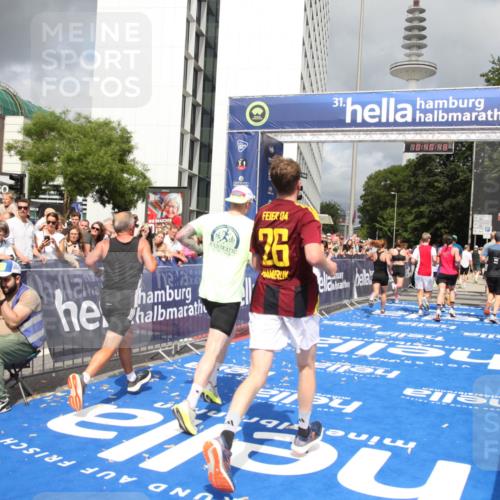 29.06.2025 - hella hamburg halbmarathon Michael Strokosch http://msf.ph/oto/8180478 29.06.2025 10:40:47 Ziel 1882, 1912, 2324, 2714, 2750, 4634, 4843, 4889, 5014, 5026, 5745, 7080, 7622, 8074, 8629, 9294, 10900, 11959, 12865, 14092, 14272, 14820, 15351, 15493, 16201, 16249, 16599, 17486, 18399 meine-sportfotos.de