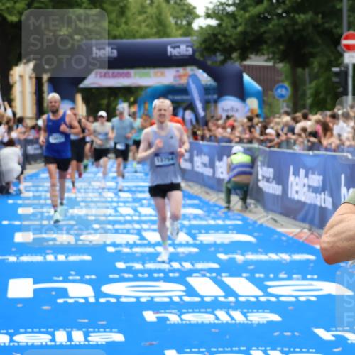 29.06.2025 - hella hamburg halbmarathon Zöllner http://msf.ph/oto/8180503 29.06.2025 10:31:17 Ziel 3201, 4812, 10017, 10298, 11857, 12232, 13754, 14450, 14548, 19042 meine-sportfotos.de