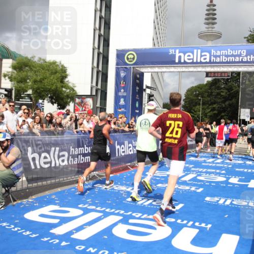 29.06.2025 - hella hamburg halbmarathon Michael Strokosch http://msf.ph/oto/8180509 29.06.2025 10:40:47 Ziel 1882, 1912, 2324, 2714, 2750, 4634, 4843, 4889, 5014, 5026, 5745, 7080, 7622, 8074, 8629, 9294, 10900, 11959, 12865, 14092, 14272, 14820, 15351, 15493, 16201, 16249, 16599, 17486, 18399 meine-sportfotos.de