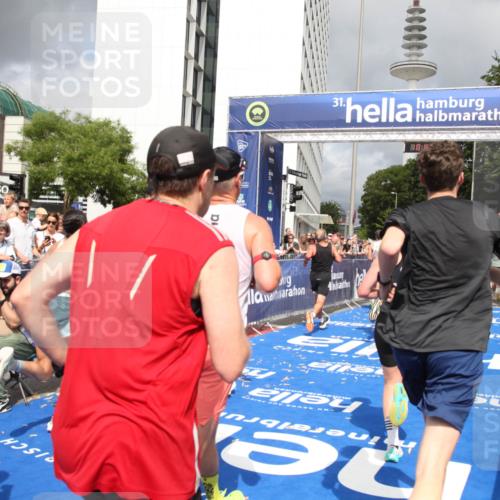 29.06.2025 - hella hamburg halbmarathon Michael Strokosch http://msf.ph/oto/8180546 29.06.2025 10:40:48 Ziel 1882, 2324, 2714, 2750, 4634, 4843, 4889, 5014, 5026, 5745, 7080, 7622, 8074, 8629, 9294, 10900, 11959, 12865, 14092, 14272, 14820, 15351, 15493, 16201, 16249, 16599, 17486, 18399 meine-sportfotos.de