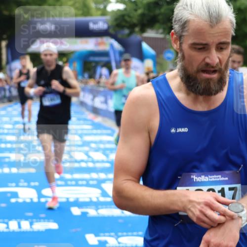 29.06.2025 - hella hamburg halbmarathon Zöllner http://msf.ph/oto/8180630 29.06.2025 10:31:23 Ziel 3955, 4812, 11857, 14450, 14548, 19042 meine-sportfotos.de