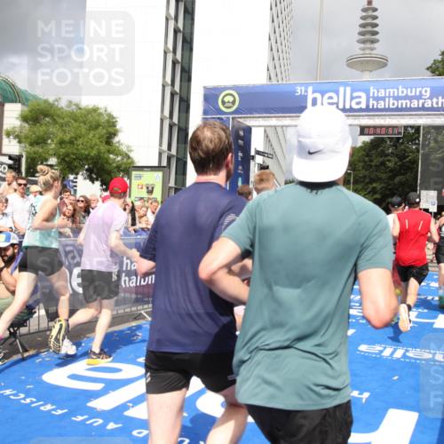 29.06.2025 - hella hamburg halbmarathon Michael Strokosch http://msf.ph/oto/8180638 29.06.2025 10:40:50 Ziel 1631, 1882, 2714, 2750, 4634, 4889, 5014, 5026, 5745, 6429, 7080, 7109, 7622, 8074, 8629, 9294, 9979, 10900, 11959, 14092, 15351, 16201, 16249, 17486 meine-sportfotos.de