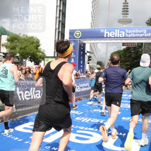 29.06.2025 - hella hamburg halbmarathon Michael Strokosch http://msf.ph/oto/8180648 29.06.2025 10:40:50 Ziel 1631, 1882, 2714, 2750, 4634, 4889, 5014, 5026, 5745, 6429, 7080, 7109, 7622, 8074, 8629, 9294, 9979, 10900, 11959, 14092, 15351, 16201, 16249, 17486 meine-sportfotos.de
