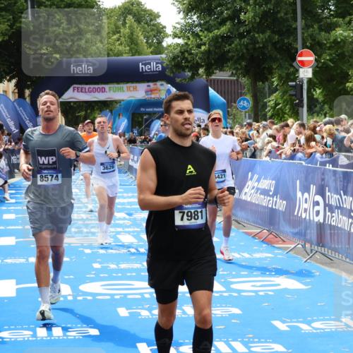 29.06.2025 - hella hamburg halbmarathon Zöllner http://msf.ph/oto/8180650 29.06.2025 10:40:03 Ziel 2826, 3626, 5050, 5375, 6080, 7981, 8467, 8574, 12091, 13514, 15421, 17973 meine-sportfotos.de