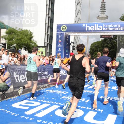 29.06.2025 - hella hamburg halbmarathon Michael Strokosch http://msf.ph/oto/8180661 29.06.2025 10:40:51 Ziel 1631, 1882, 2750, 4634, 4889, 5014, 5026, 5745, 6429, 7080, 7109, 7378, 7622, 8074, 8629, 9294, 9979, 10369, 10900, 11959, 14092, 15351, 16201, 16249, 17486 meine-sportfotos.de