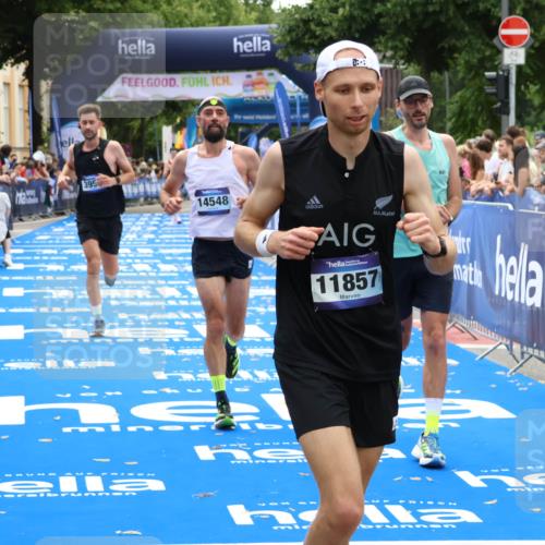 29.06.2025 - hella hamburg halbmarathon Zöllner http://msf.ph/oto/8180667 29.06.2025 10:31:24 Ziel 3955, 4812, 11857, 14548, 19042 meine-sportfotos.de