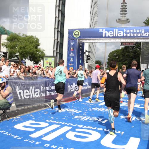 29.06.2025 - hella hamburg halbmarathon Michael Strokosch http://msf.ph/oto/8180669 29.06.2025 10:40:51 Ziel 1631, 1882, 2750, 4634, 4889, 5014, 5026, 5745, 6429, 7080, 7109, 7378, 7622, 8074, 8629, 9294, 9979, 10369, 10900, 11959, 14092, 15351, 16201, 16249, 17486 meine-sportfotos.de