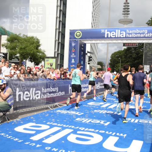 29.06.2025 - hella hamburg halbmarathon Michael Strokosch http://msf.ph/oto/8180689 29.06.2025 10:40:51 Ziel 1631, 1882, 2750, 4634, 4889, 5014, 5026, 5745, 6429, 7080, 7109, 7378, 7622, 8074, 8629, 9294, 9979, 10369, 10900, 11959, 14092, 15351, 16201, 16249, 17486 meine-sportfotos.de