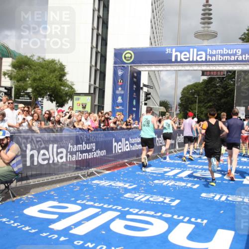 29.06.2025 - hella hamburg halbmarathon Michael Strokosch http://msf.ph/oto/8180704 29.06.2025 10:40:52 Ziel 1631, 1882, 2750, 4634, 4889, 5014, 5026, 5745, 6429, 7080, 7109, 7378, 8074, 8629, 9979, 10369, 10900, 11959, 14092, 14661, 15351, 16201, 16249, 17486 meine-sportfotos.de