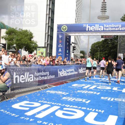 29.06.2025 - hella hamburg halbmarathon Michael Strokosch http://msf.ph/oto/8180785 29.06.2025 10:40:52 Ziel 1631, 1882, 2750, 4634, 4889, 5014, 5026, 5745, 6429, 7080, 7109, 7378, 8074, 8629, 9979, 10369, 10900, 11959, 14092, 14661, 15351, 16201, 16249, 17486 meine-sportfotos.de