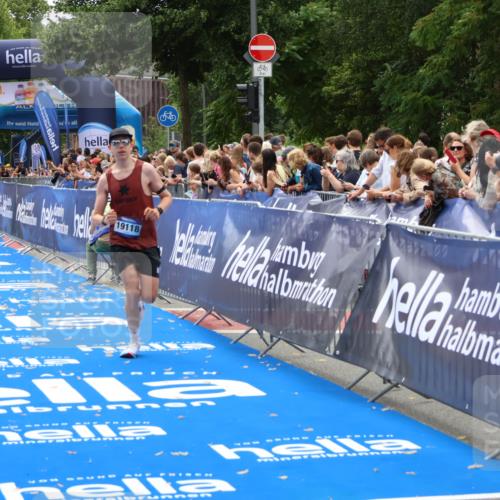 29.06.2025 - hella hamburg halbmarathon Zöllner http://msf.ph/oto/8180798 29.06.2025 10:31:32 Ziel 5660, 12681, 19118 meine-sportfotos.de