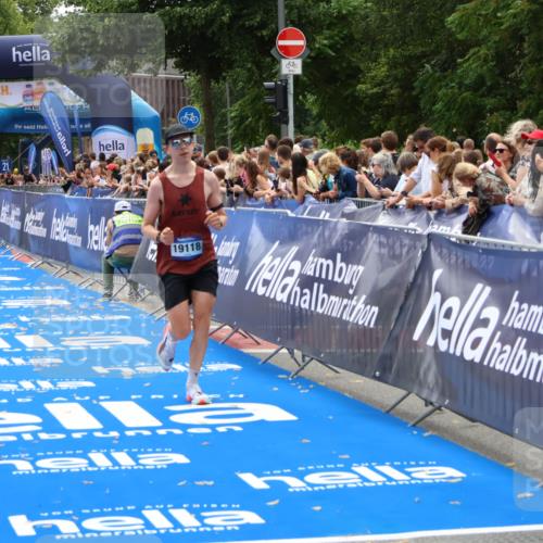 29.06.2025 - hella hamburg halbmarathon Zöllner http://msf.ph/oto/8180806 29.06.2025 10:31:32 Ziel 5660, 12681, 19118 meine-sportfotos.de