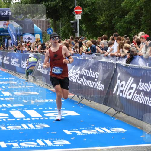 29.06.2025 - hella hamburg halbmarathon Zöllner http://msf.ph/oto/8180815 29.06.2025 10:31:32 Ziel 5660, 12681, 19118 meine-sportfotos.de