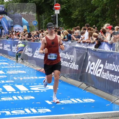 29.06.2025 - hella hamburg halbmarathon Zöllner http://msf.ph/oto/8180821 29.06.2025 10:31:33 Ziel 5660, 12681, 19118 meine-sportfotos.de