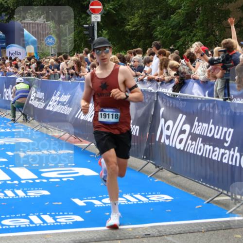 29.06.2025 - hella hamburg halbmarathon Zöllner http://msf.ph/oto/8180829 29.06.2025 10:31:33 Ziel 5660, 12681, 19118 meine-sportfotos.de