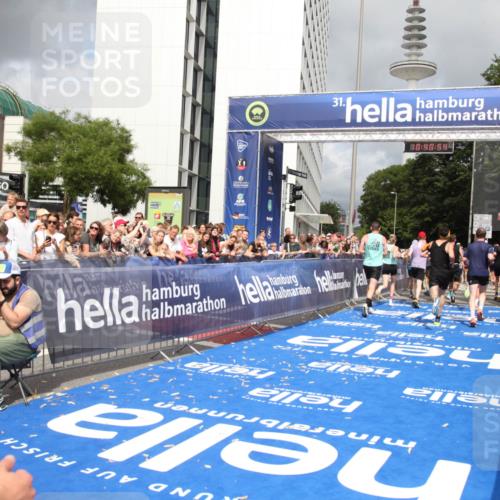29.06.2025 - hella hamburg halbmarathon Michael Strokosch http://msf.ph/oto/8180831 29.06.2025 10:40:53 Ziel 1631, 1882, 2750, 4634, 4889, 5014, 5026, 5745, 6429, 7080, 7109, 7378, 8074, 8629, 9547, 9979, 10369, 10934, 11959, 14092, 14661, 15351, 16201, 16249, 17486 meine-sportfotos.de