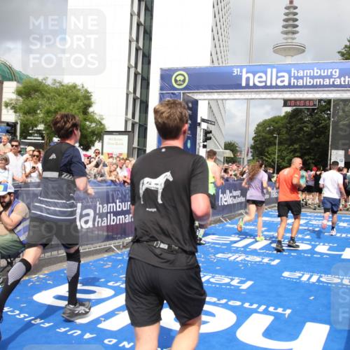 29.06.2025 - hella hamburg halbmarathon Michael Strokosch http://msf.ph/oto/8180871 29.06.2025 10:40:55 Ziel 1631, 1677, 4634, 5014, 6429, 7080, 7109, 7378, 8074, 9547, 9979, 10369, 10934, 11959, 14661, 17486, 18173 meine-sportfotos.de