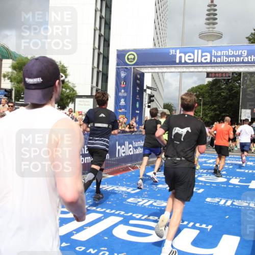 29.06.2025 - hella hamburg halbmarathon Michael Strokosch http://msf.ph/oto/8180912 29.06.2025 10:40:55 Ziel 1631, 1677, 4634, 5014, 6429, 7080, 7109, 7378, 8074, 9547, 9979, 10369, 10934, 11959, 14661, 17486, 18173 meine-sportfotos.de