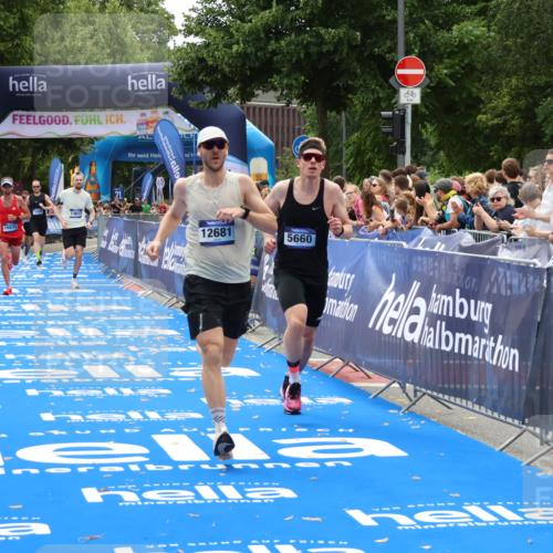 29.06.2025 - hella hamburg halbmarathon Zöllner http://msf.ph/oto/8180917 29.06.2025 10:31:40 Ziel 5660, 7793, 12681, 13606, 13617, 15835 meine-sportfotos.de