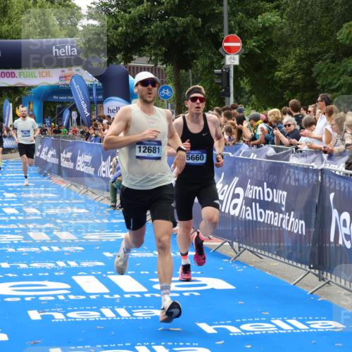29.06.2025 - hella hamburg halbmarathon Zöllner http://msf.ph/oto/8180925 29.06.2025 10:31:40 Ziel 5660, 7793, 12681, 13606, 13617, 15835 meine-sportfotos.de
