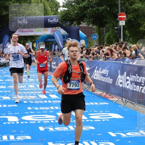29.06.2025 - hella hamburg halbmarathon Zöllner http://msf.ph/oto/8180983 29.06.2025 10:31:43 Ziel 7793, 13606, 13617, 15835, 18102 meine-sportfotos.de