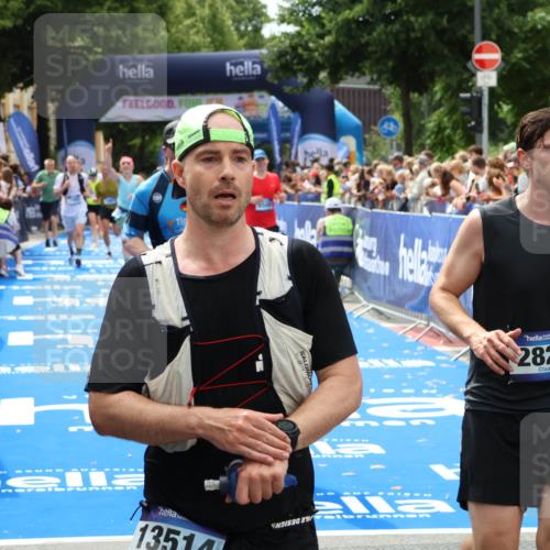 29.06.2025 - hella hamburg halbmarathon Zöllner http://msf.ph/oto/8180985 29.06.2025 10:40:12 Ziel 2826, 3547, 4381, 5007, 5409, 5508, 5916, 7495, 8933, 10968, 11731, 13514, 13667, 15424, 18979 meine-sportfotos.de