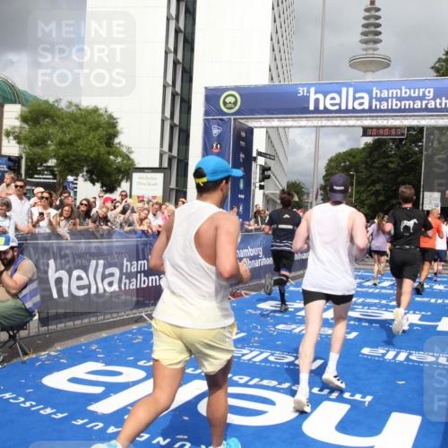 29.06.2025 - hella hamburg halbmarathon Michael Strokosch http://msf.ph/oto/8180997 29.06.2025 10:40:56 Ziel 1631, 1677, 6429, 7109, 7378, 9547, 9979, 10369, 10934, 11959, 12088, 12385, 13029, 14661, 18173 meine-sportfotos.de