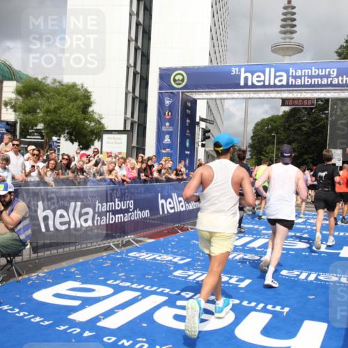 29.06.2025 - hella hamburg halbmarathon Michael Strokosch http://msf.ph/oto/8181036 29.06.2025 10:40:57 Ziel 1631, 1677, 6429, 7109, 7378, 9547, 9979, 10369, 10934, 12088, 12385, 13029, 13158, 14661, 15689, 16347, 17032, 17720, 18173 meine-sportfotos.de