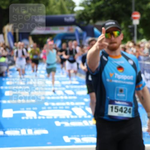 29.06.2025 - hella hamburg halbmarathon Zöllner http://msf.ph/oto/8181038 29.06.2025 10:40:14 Ziel 3547, 4381, 5007, 5409, 5410, 5508, 5916, 7495, 8465, 8933, 10968, 11731, 12704, 13667, 15424, 18614, 18979 meine-sportfotos.de