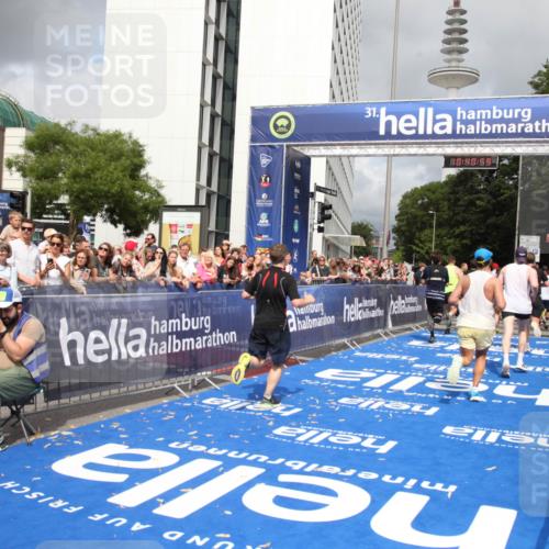 29.06.2025 - hella hamburg halbmarathon Michael Strokosch http://msf.ph/oto/8181079 29.06.2025 10:40:58 Ziel 1631, 1677, 6429, 7109, 7378, 9547, 9979, 10369, 10934, 12088, 12385, 13029, 13158, 14661, 15689, 16347, 17032, 17720, 18173 meine-sportfotos.de