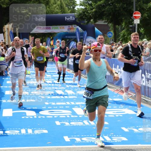 29.06.2025 - hella hamburg halbmarathon Zöllner http://msf.ph/oto/8181104 29.06.2025 10:40:16 Ziel 3547, 4381, 5007, 5409, 5410, 5508, 5803, 5916, 7495, 8465, 10968, 11731, 12704, 13667, 14699, 18614, 18979 meine-sportfotos.de