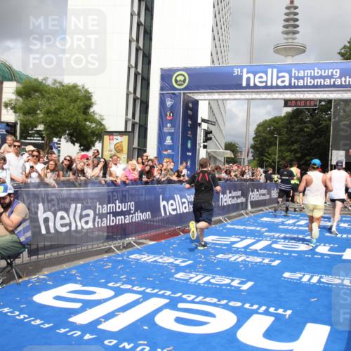 29.06.2025 - hella hamburg halbmarathon Michael Strokosch http://msf.ph/oto/8181121 29.06.2025 10:40:58 Ziel 1631, 1677, 6429, 7109, 7378, 9547, 9979, 10369, 10934, 12088, 12385, 13029, 13158, 14661, 15689, 16347, 17032, 17720, 18173 meine-sportfotos.de