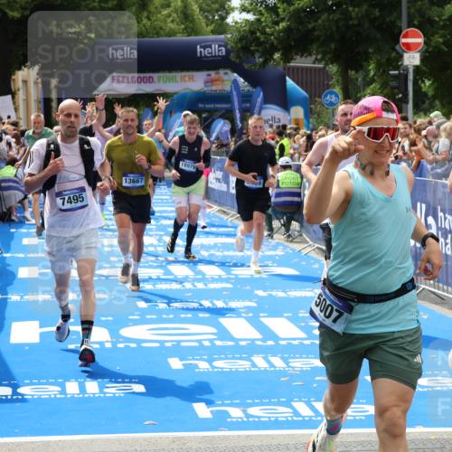 29.06.2025 - hella hamburg halbmarathon Zöllner http://msf.ph/oto/8181125 29.06.2025 10:40:17 Ziel 3547, 4381, 5007, 5409, 5410, 5508, 5803, 5916, 7495, 8465, 10968, 11731, 12704, 13667, 14699, 18614, 18979 meine-sportfotos.de